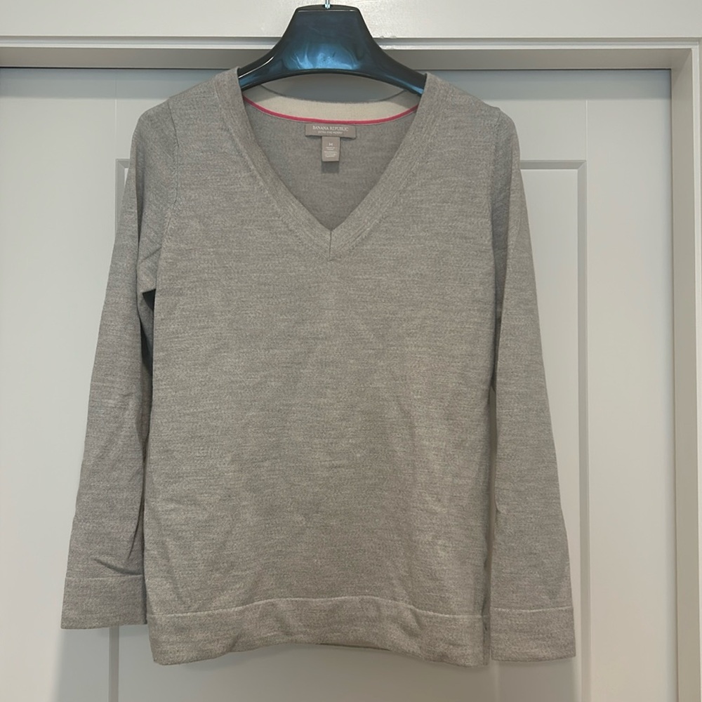 Banana Republic lightweight merino wool V-neck sweater